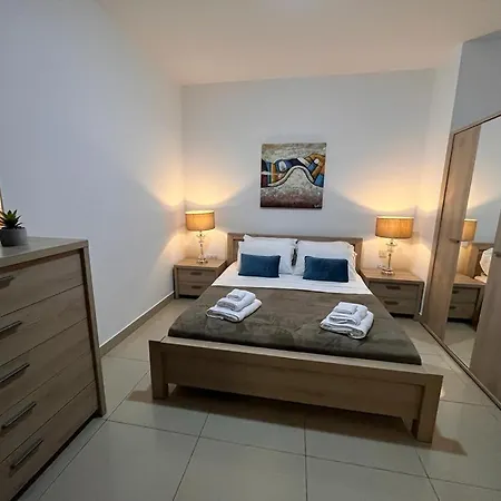 Crimson Court Apartament *