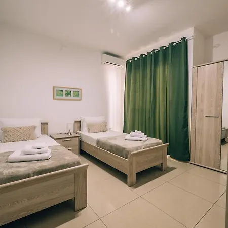 Apartment Crimson Court