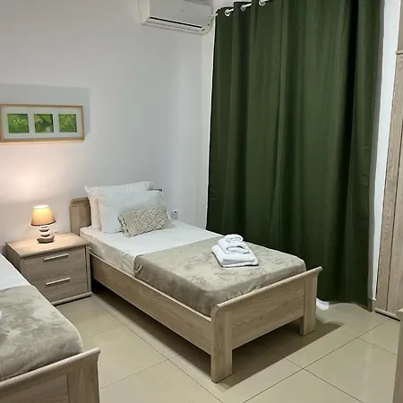 Crimson Court Apartment *