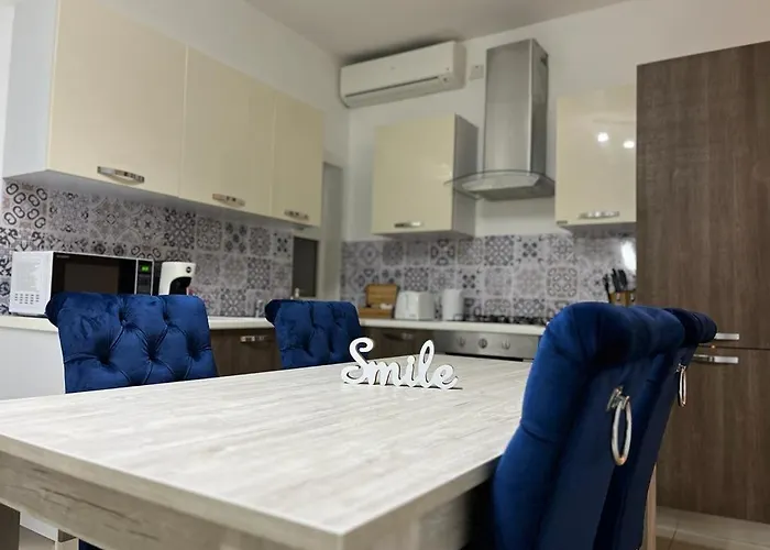 Crimson Court * Is-Swieqi